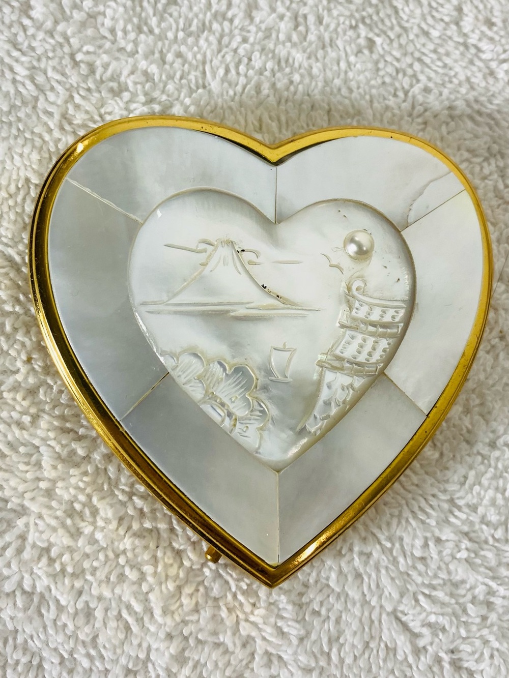 Vintage New Light Heart Compact Powder Case Mirror White Mother Of Pearl Mt Fuji